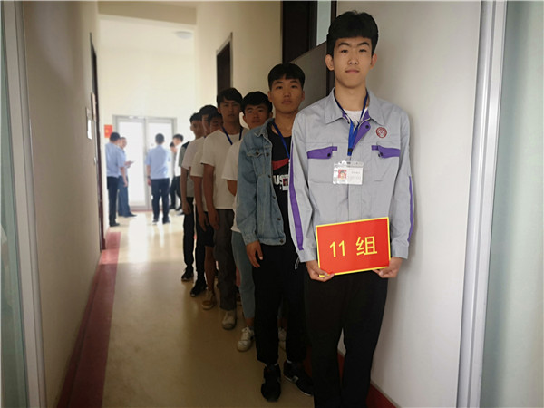 图片 四参检学生排队准备检查.png