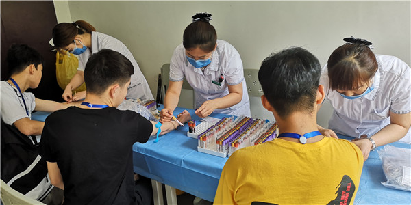 图片六 参检学生抽血检查.png