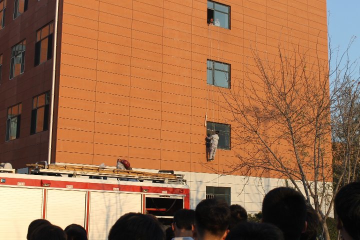 图2.演习期间为同学们演示缓降器逃生.JPG