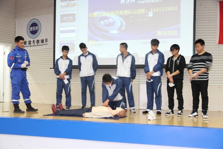 图2蓝天救援队队员向同学们传授急救技能.jpg