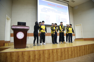 图片 四王亚莉医师与同学们互动交流.png