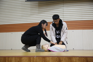 图片 五学生亲身体验心脏复苏按压方法.png