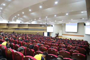 图片 三师生认真聆听讲座.png