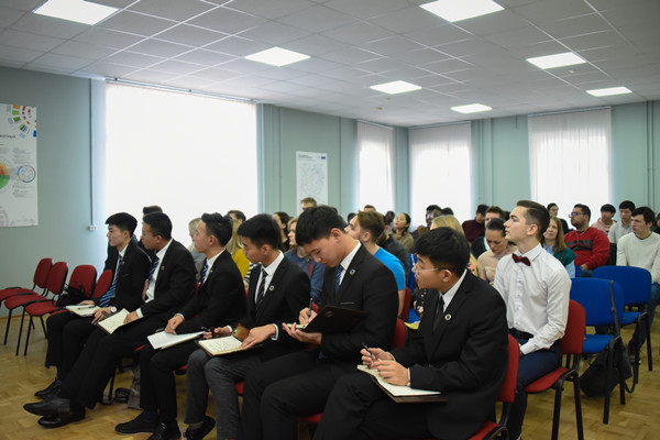 图片 一我校学生参加论坛.png