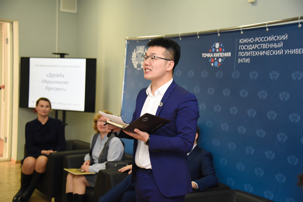 图片 四苏崇刚在文化交流论坛上发言.png