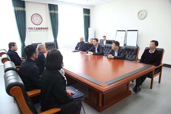 图片 九活动后领导嘉宾就人才培养工作深入交流.png