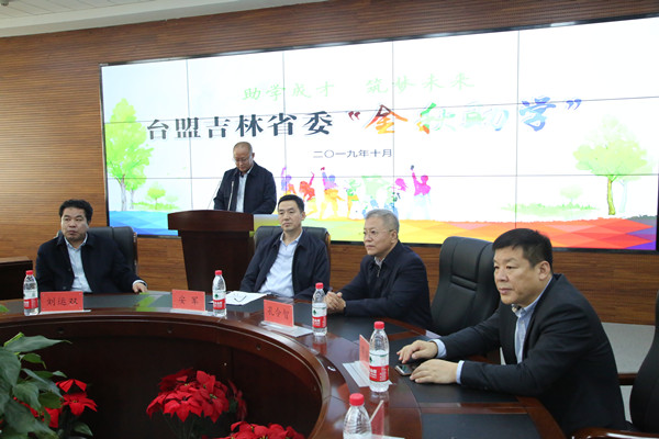 图片 五程明宣读2019级资助名单.png