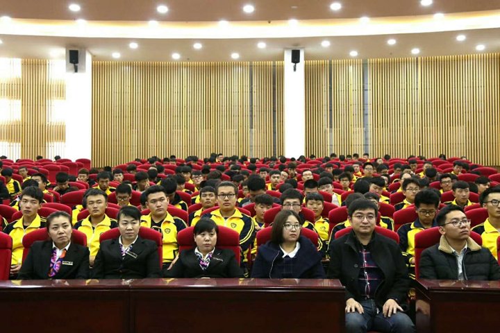 图3.老师和学生们认真聆听.jpg