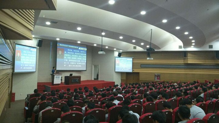 图三.缪树启老师在报告厅为学生解读征兵政策.jpg