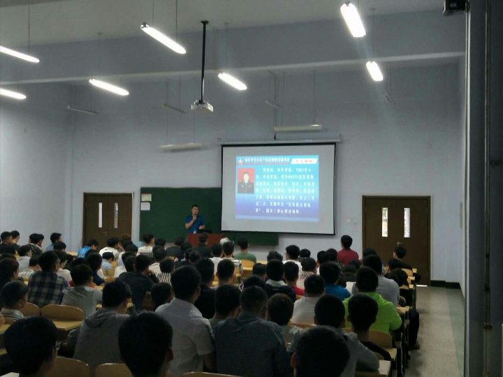 图一.缪树启老师在公共教学部C101室为学生们解读征兵入伍政策.jpg