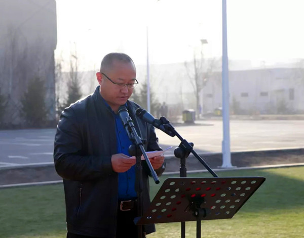 图片 一学生处副处长程明主持升旗仪式.png