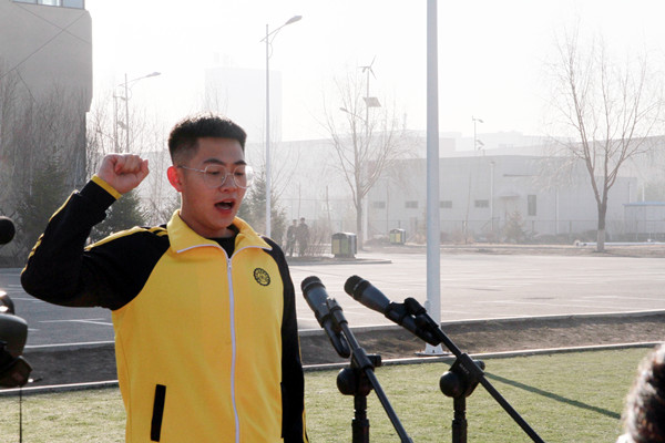 图片 五李彤星同学领誓.png