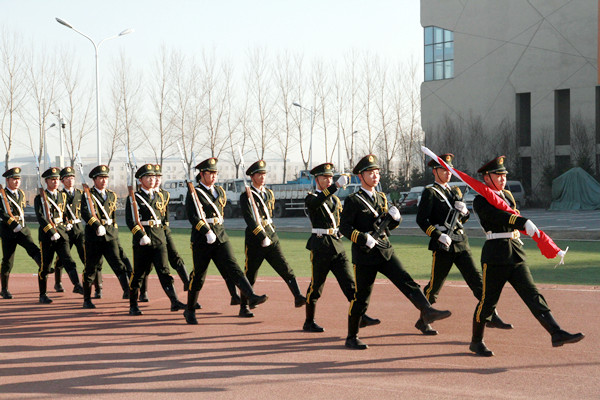 图片 二国旗班护送国旗入场.png