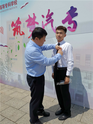 图片 十四副校长明晓辉为毕业生佩戴校徽.png