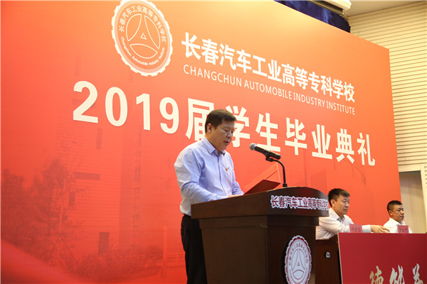 图片 二副校长明晓辉宣读表彰决定.png