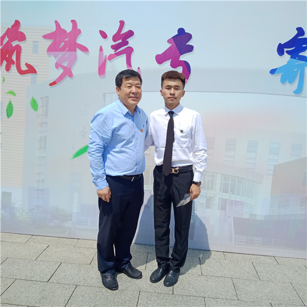 图片 十五毕业生与副校长明晓辉合影留念.png