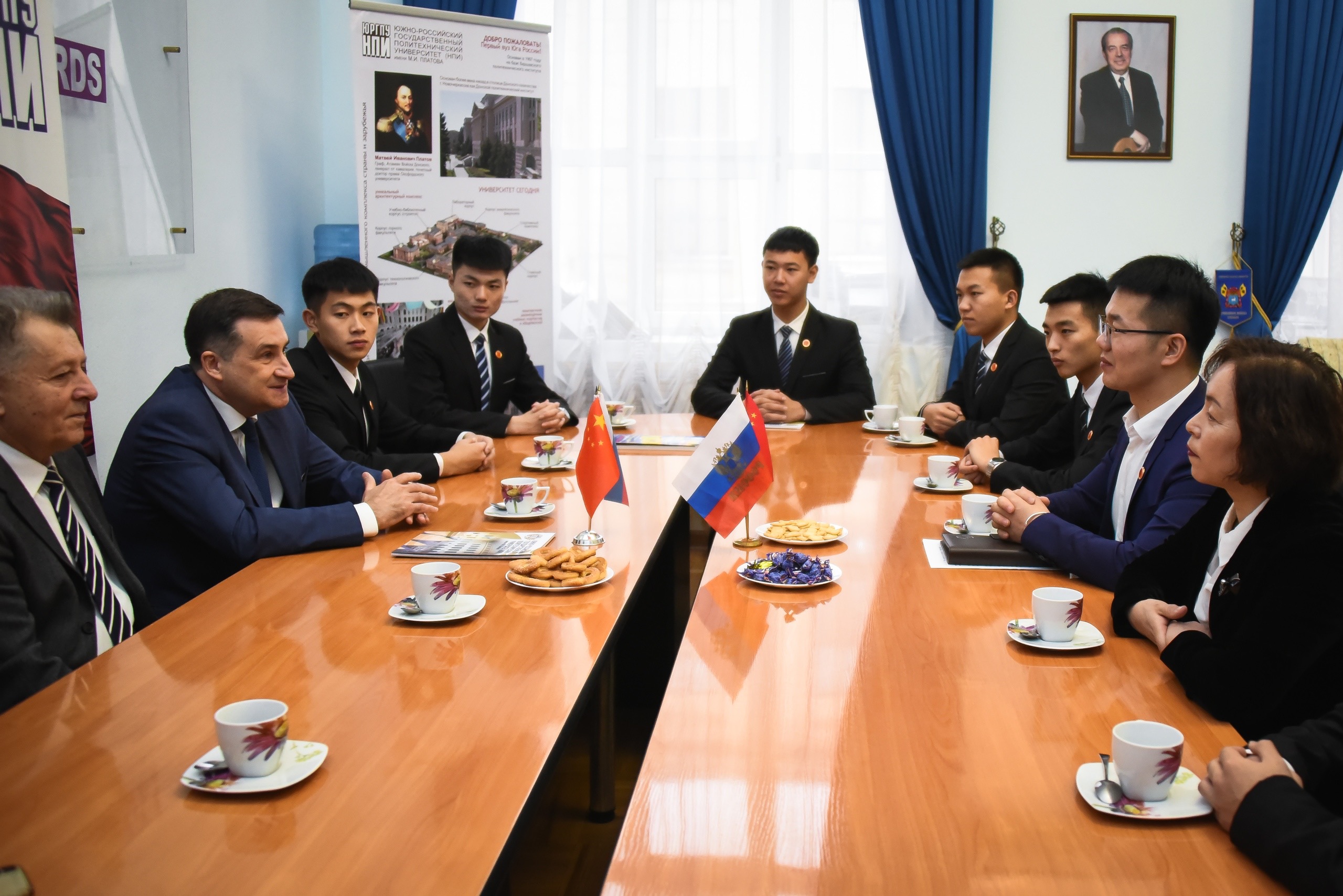 图五.南俄国立理工大学校长尤.伊.拉卓廖诺夫与学员亲切交流.jpg