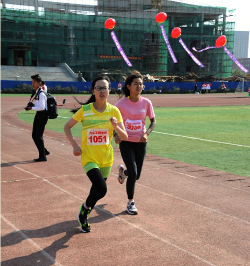 图14,学女100米决赛.png