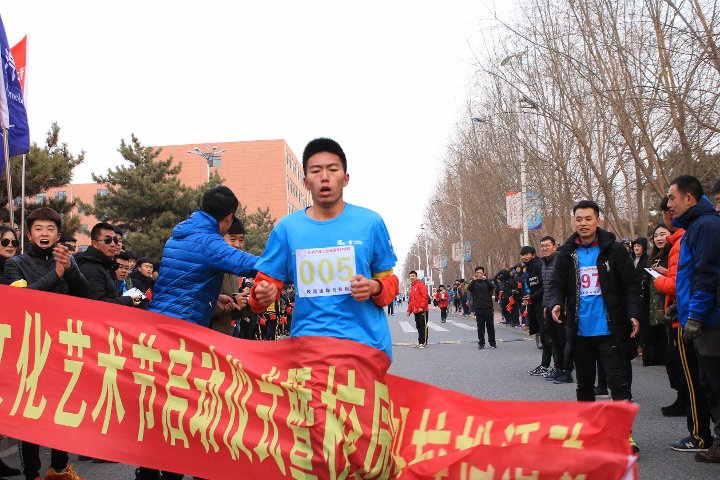 图8.男学生运动员第一名冲线.JPG