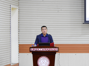 图片 一学生处处长助理缪树启主持专家讲座.png