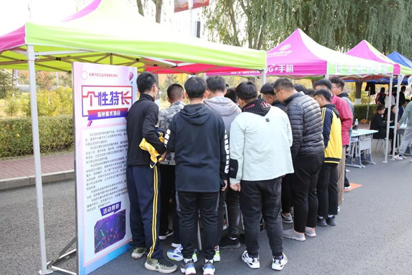 图片 二个性特长类社团报名现场.png