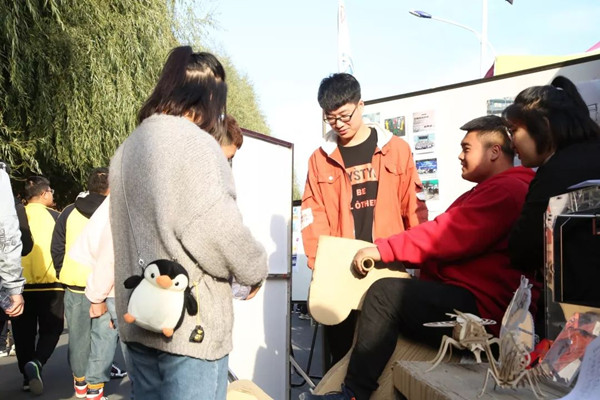 图片 六创新创业类社团为学生展示作品.png