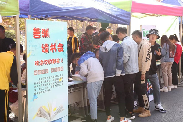 图片 三社团报名现场.png