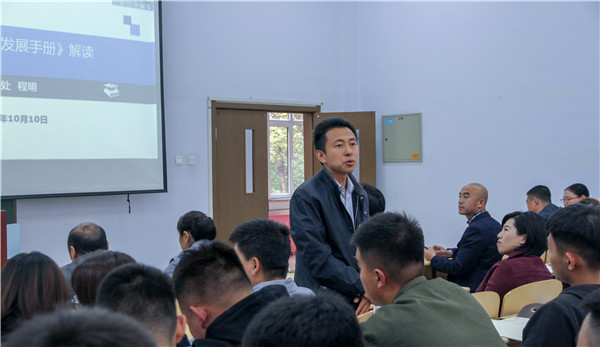 图片 五就业处翟雨来老师为学生解答问题.png