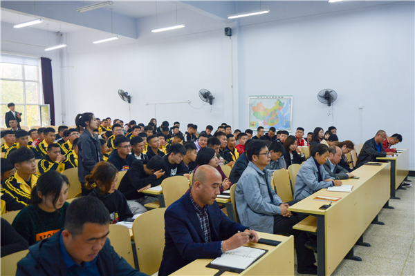 图片 一会议现场.png