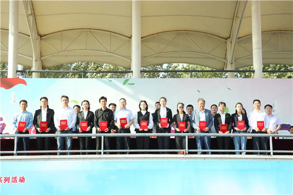 图片 二十二优秀党务工作者、优秀共产党员、党员先锋岗教师代表上台领奖.png