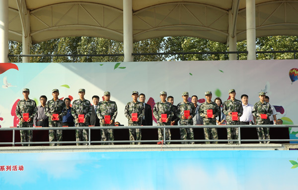 图片 十七优秀军训标兵代表上台领奖.png