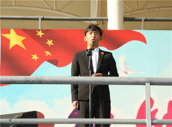 图片 十九校学生会副主席毕圣带领新生宣誓.png