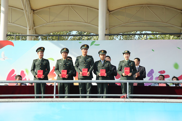 图片 十八优秀带训辅导员上台领奖.png