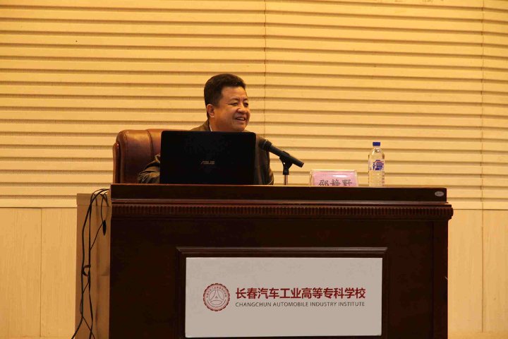 图2.邵静野教授做学习十九大精神主题宣讲.JPG